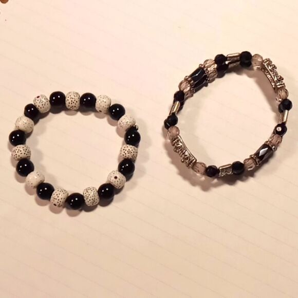 2 stretchy beaded bracelets - Picture 1 of 2